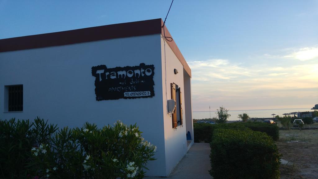 Tramonto Nel Delfini Apartamento Kini Exterior foto